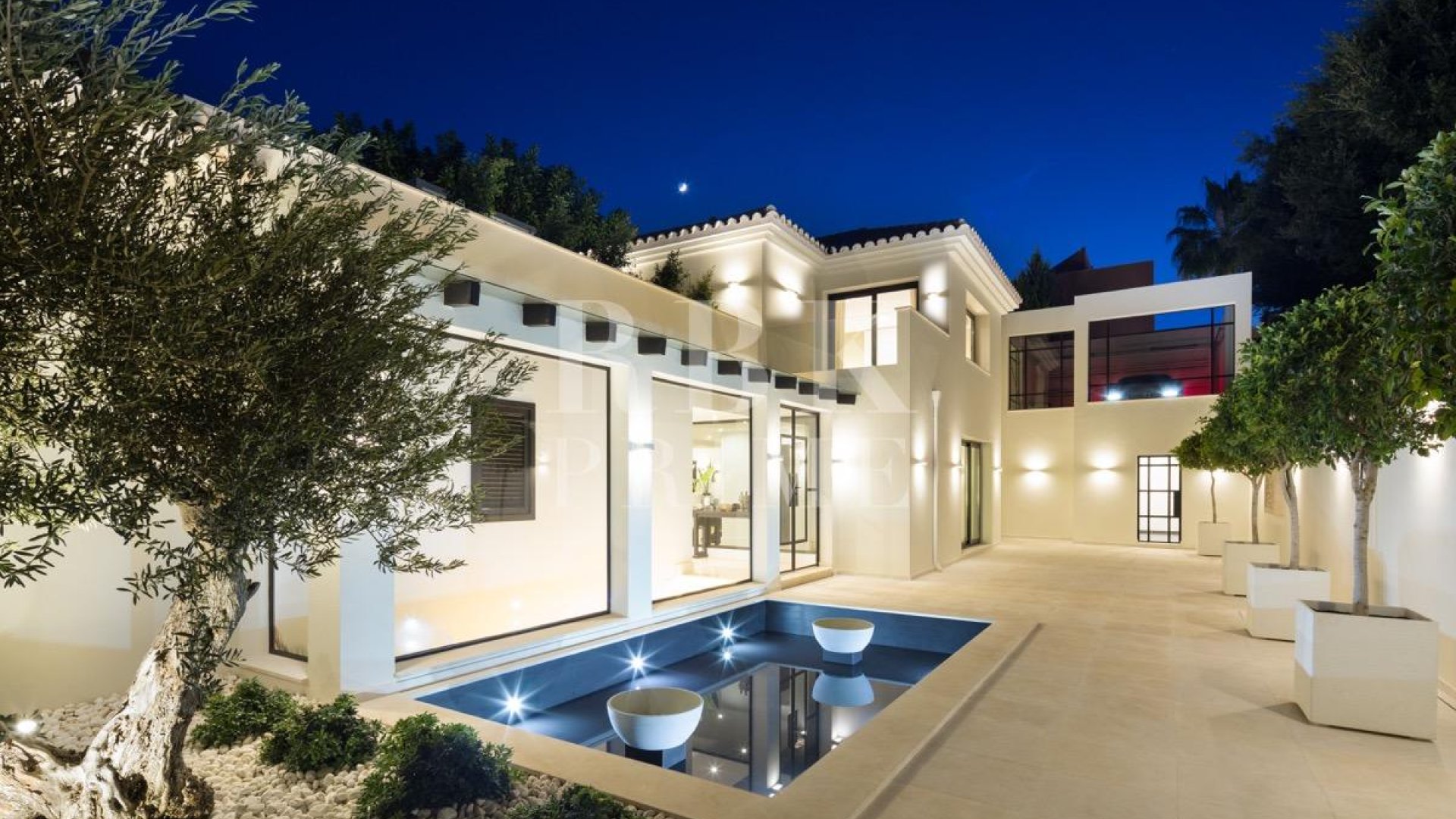 Resale - Villa -
Malaga - Nueva Andalucía