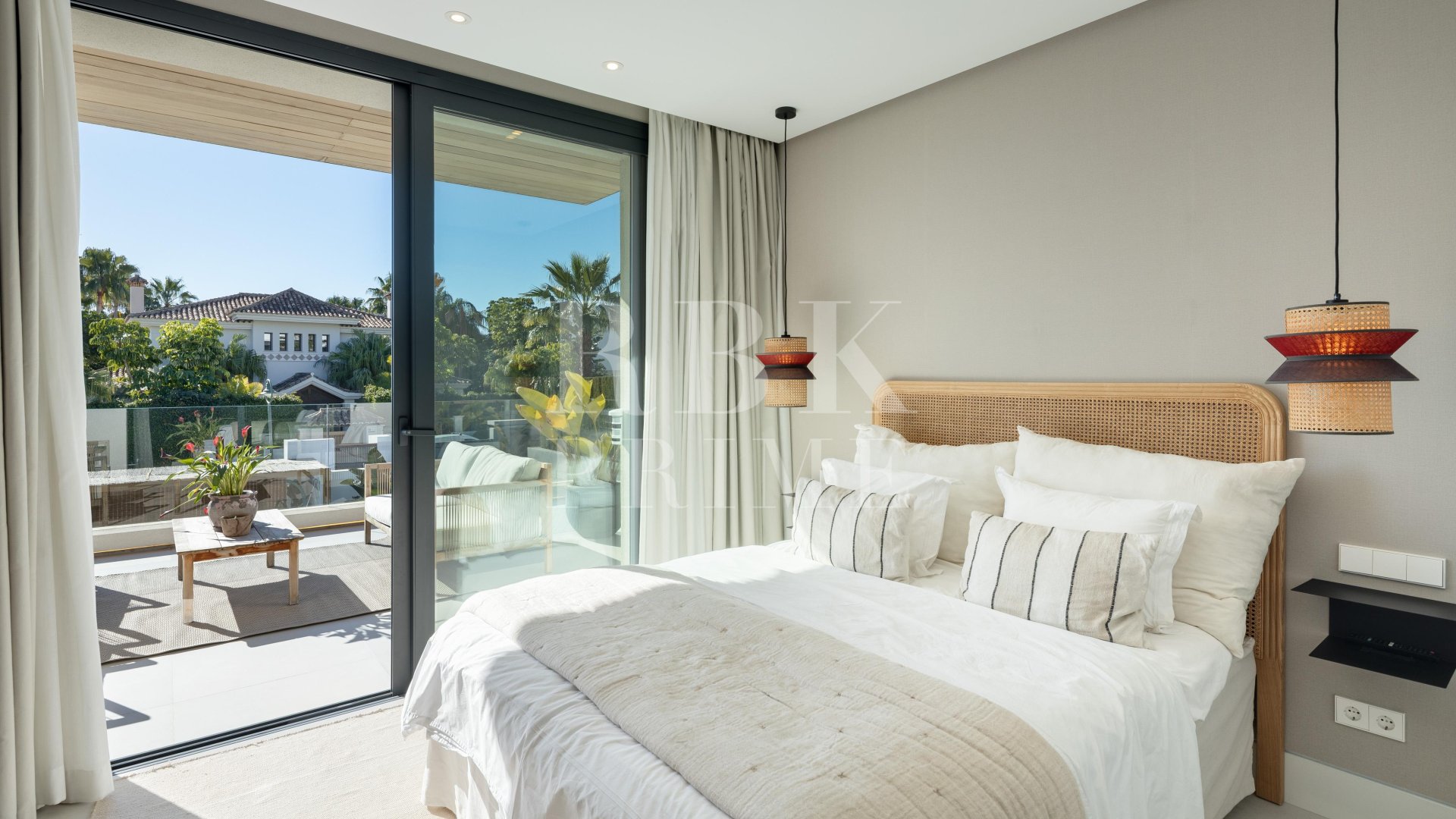 Resale - Villa -
Malaga - Nueva Andalucía