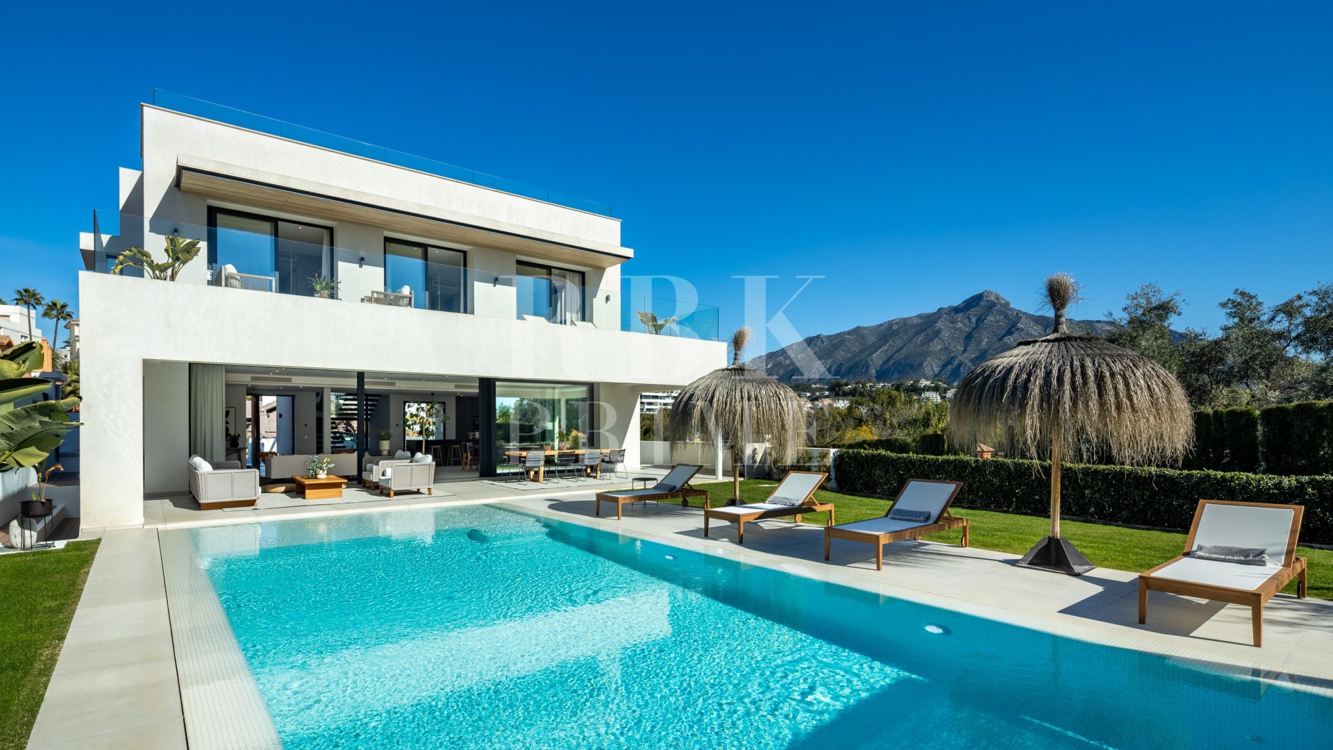 Resale - Villa -
Malaga - Nueva Andalucía
