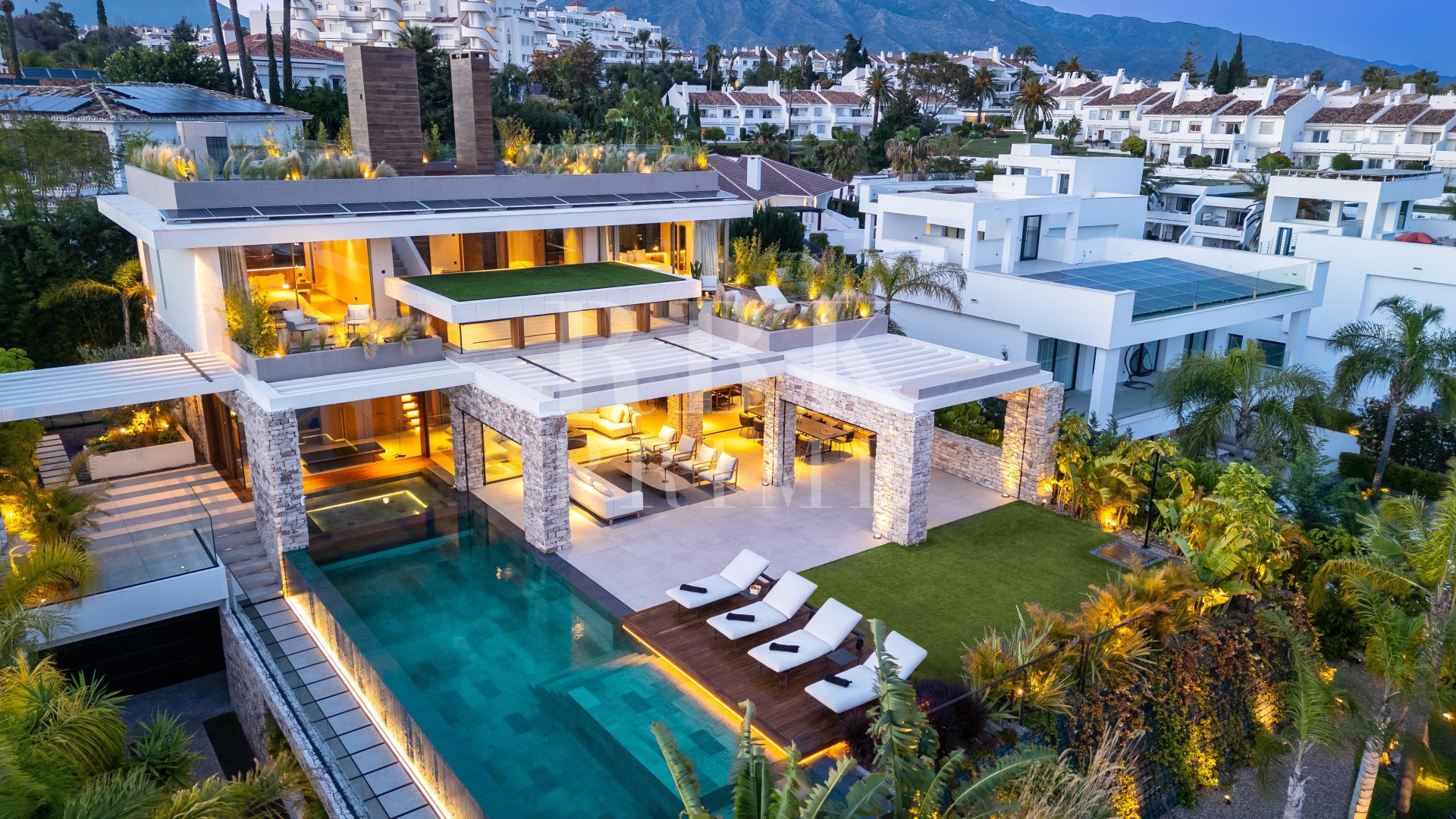 Resale - Villa -
Malaga - Nueva Andalucía