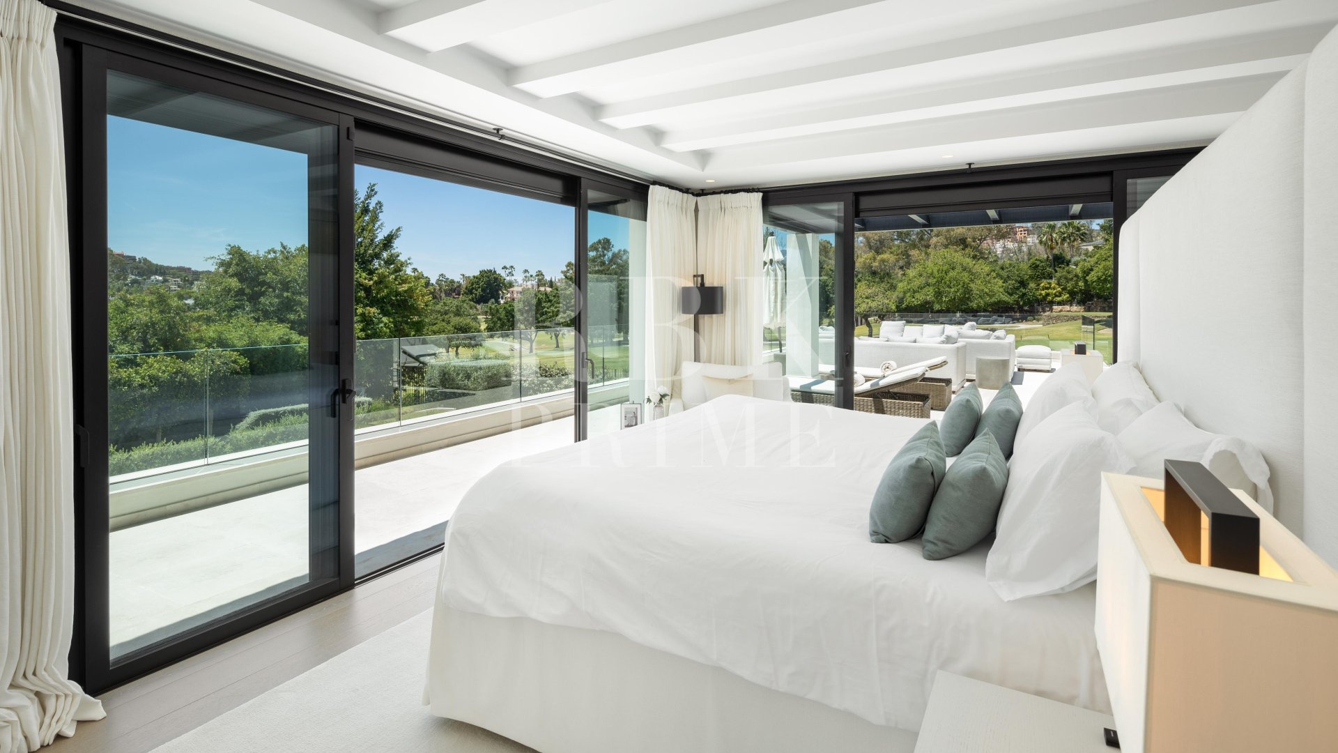 Resale - Villa -
Malaga - Nueva Andalucía