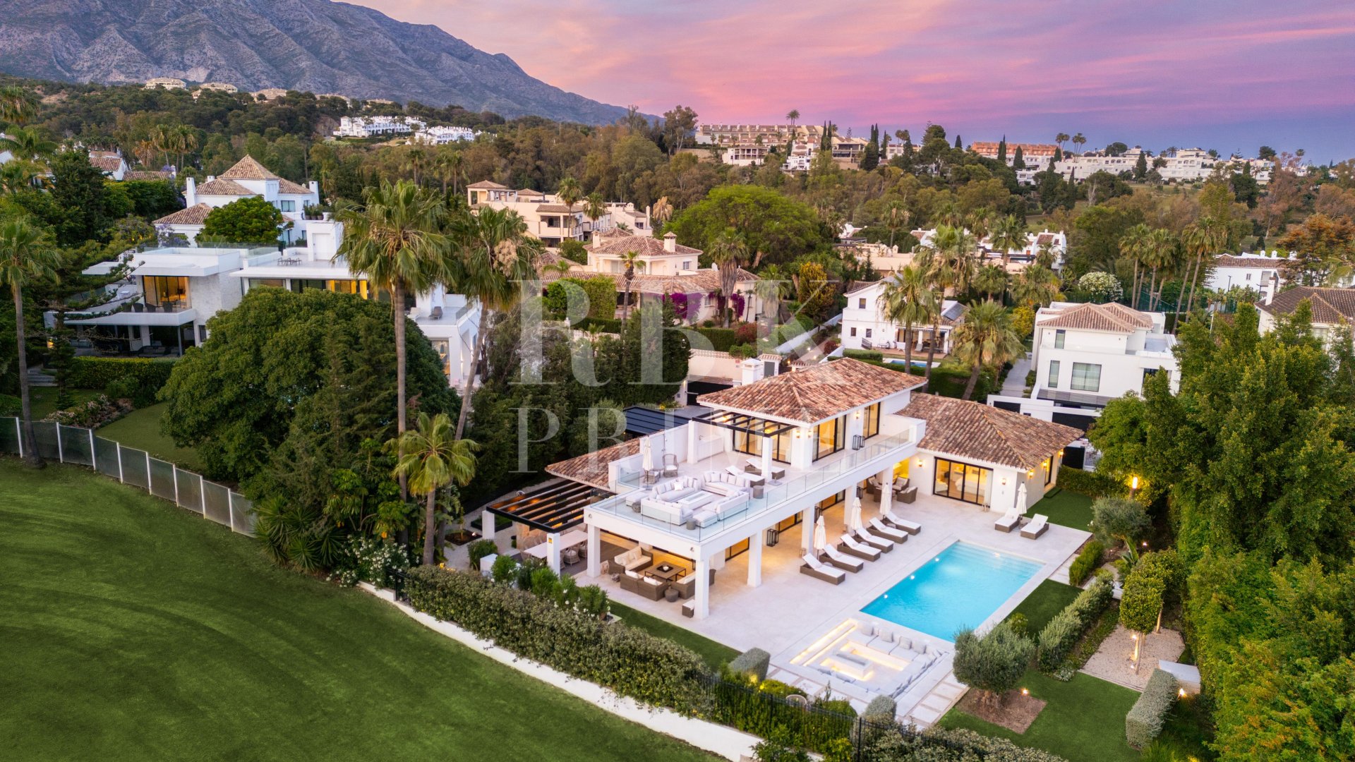 Resale - Villa -
Malaga - Nueva Andalucía