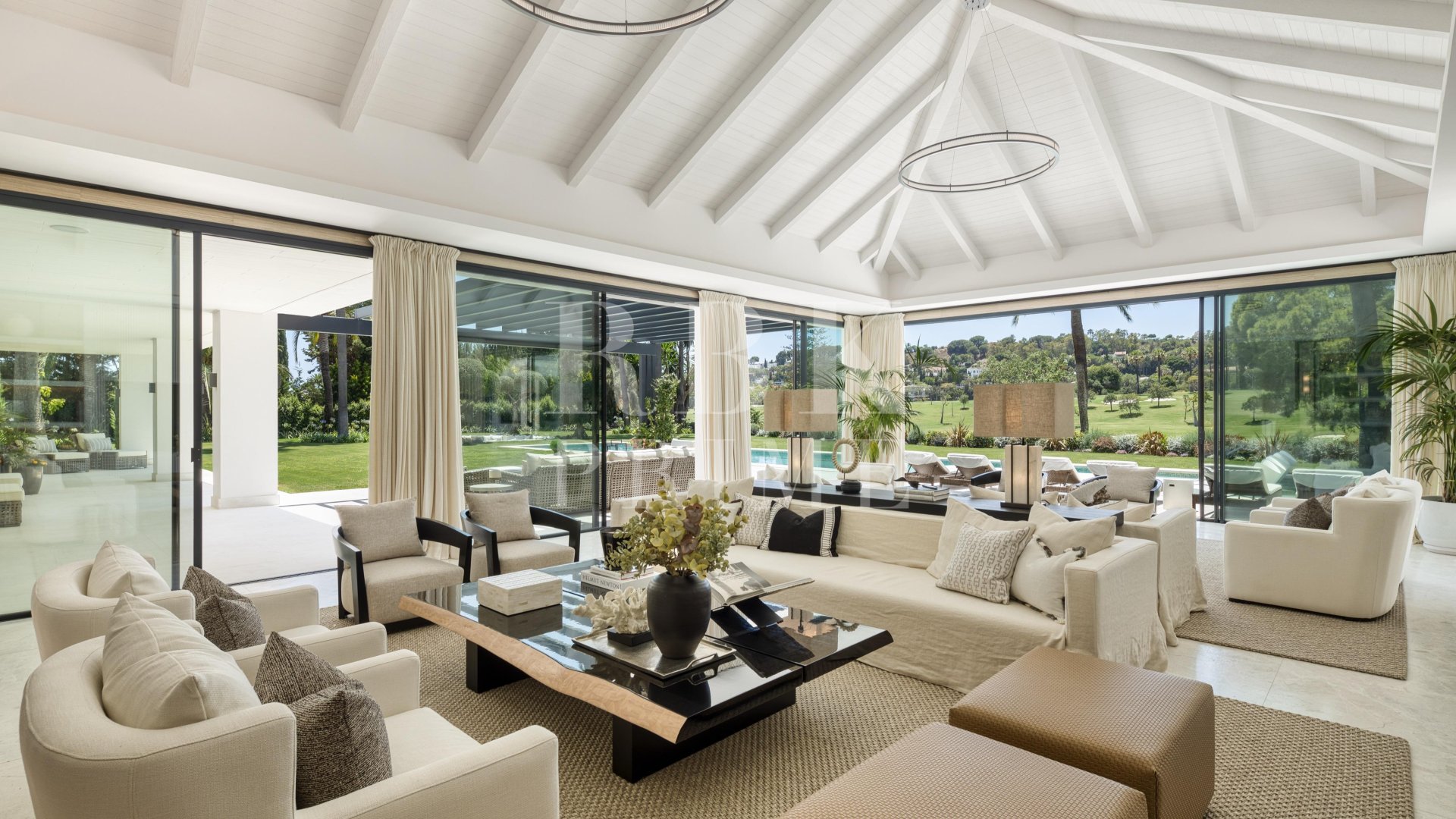 Resale - Villa -
Malaga - Nueva Andalucía