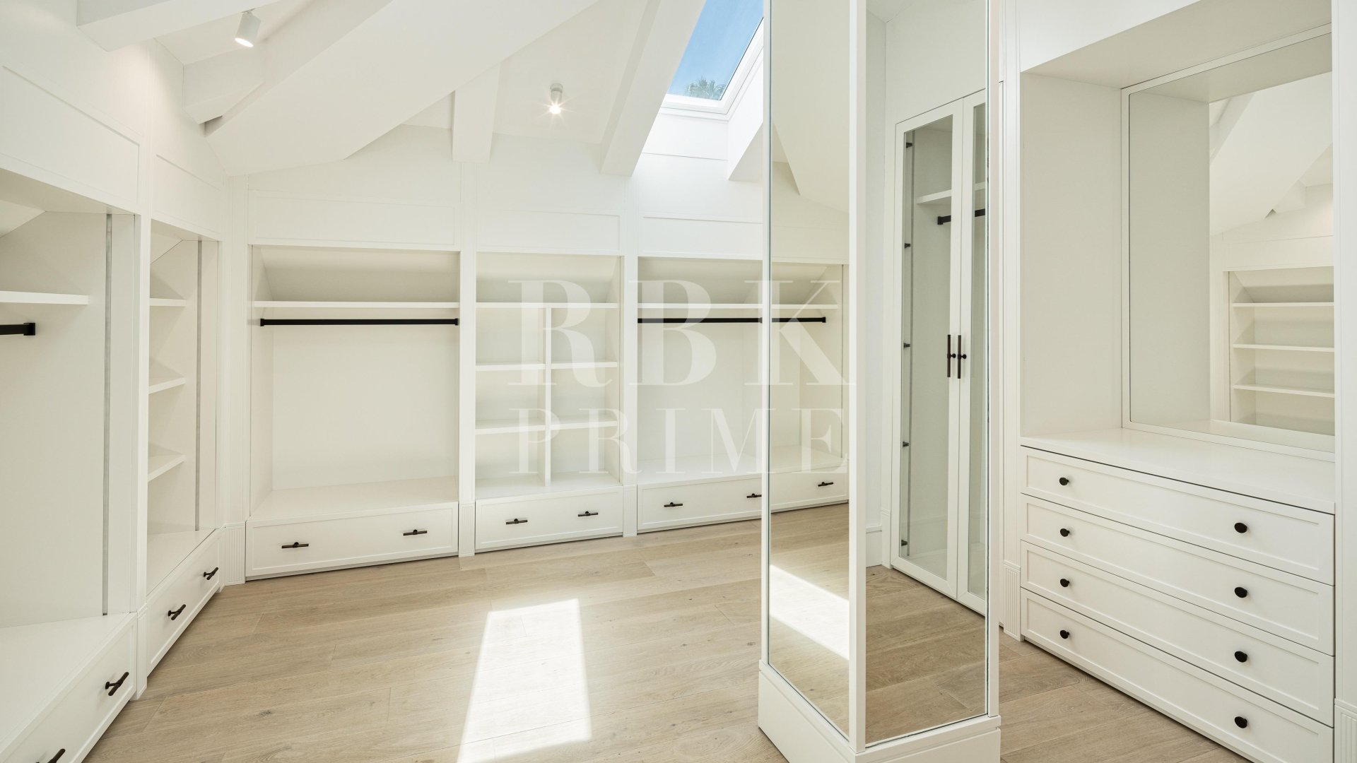 Resale - Villa -
Malaga - Nueva Andalucía