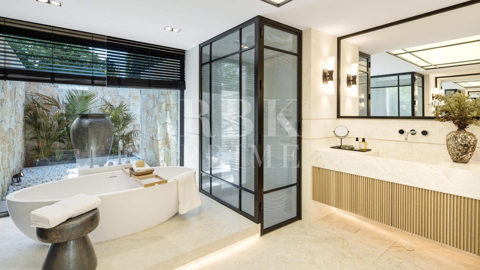 Resale - Villa -
Malaga - Nueva Andalucía