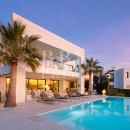 Resale - Villa -
Malaga - Nueva Andalucía