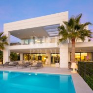 Resale - Villa -
Malaga - Nueva Andalucía