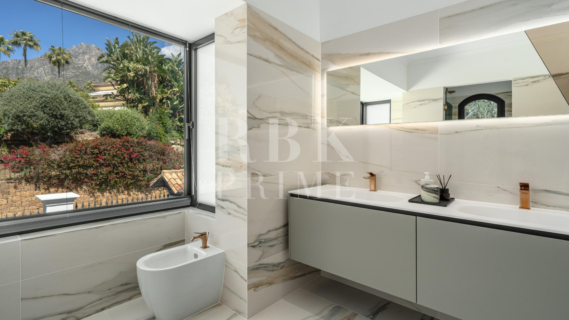 Resale - Villa -
Marbella