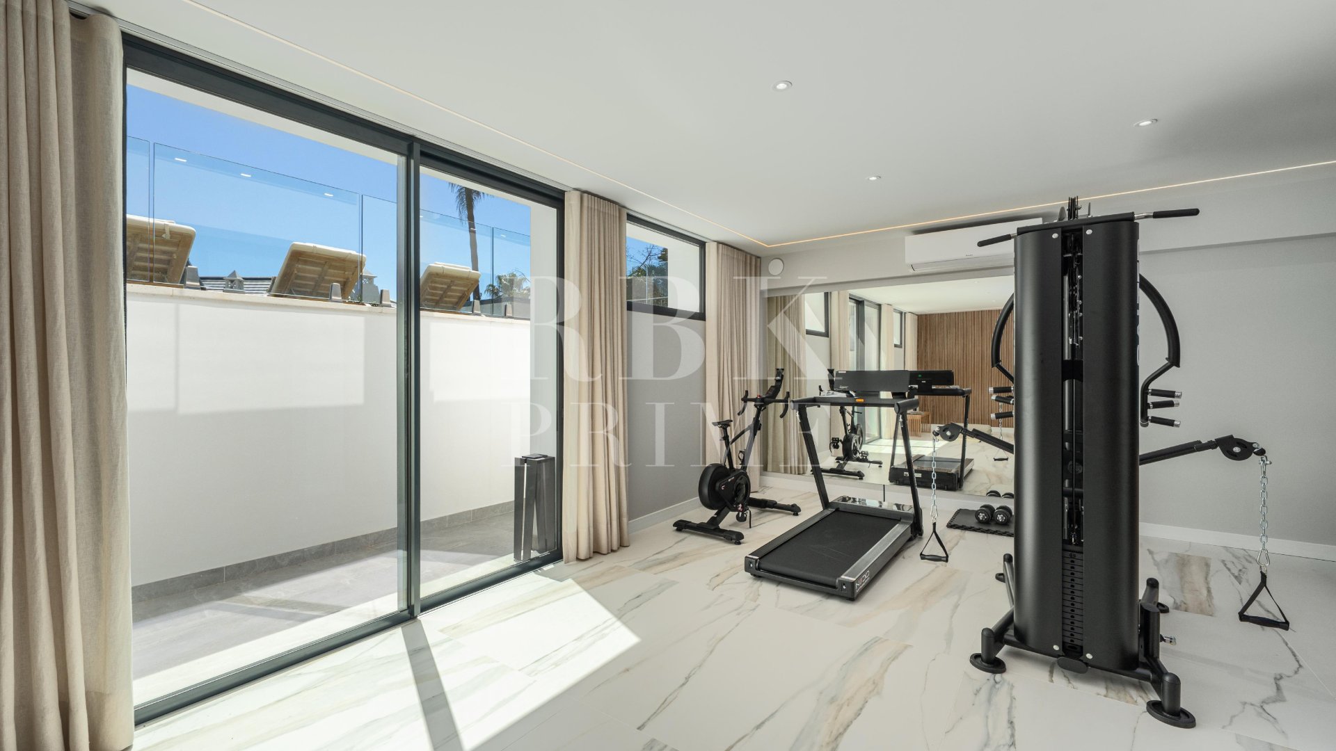 Resale - Villa -
Marbella
