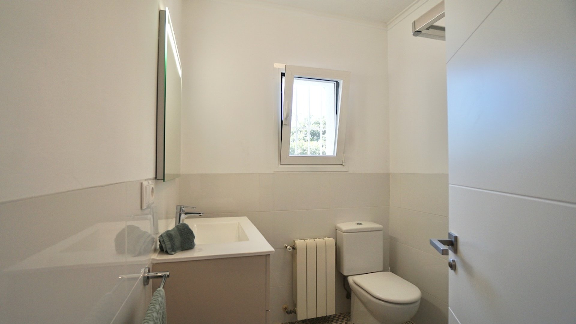 Resale - Villa -
Moraira - Benimeit
