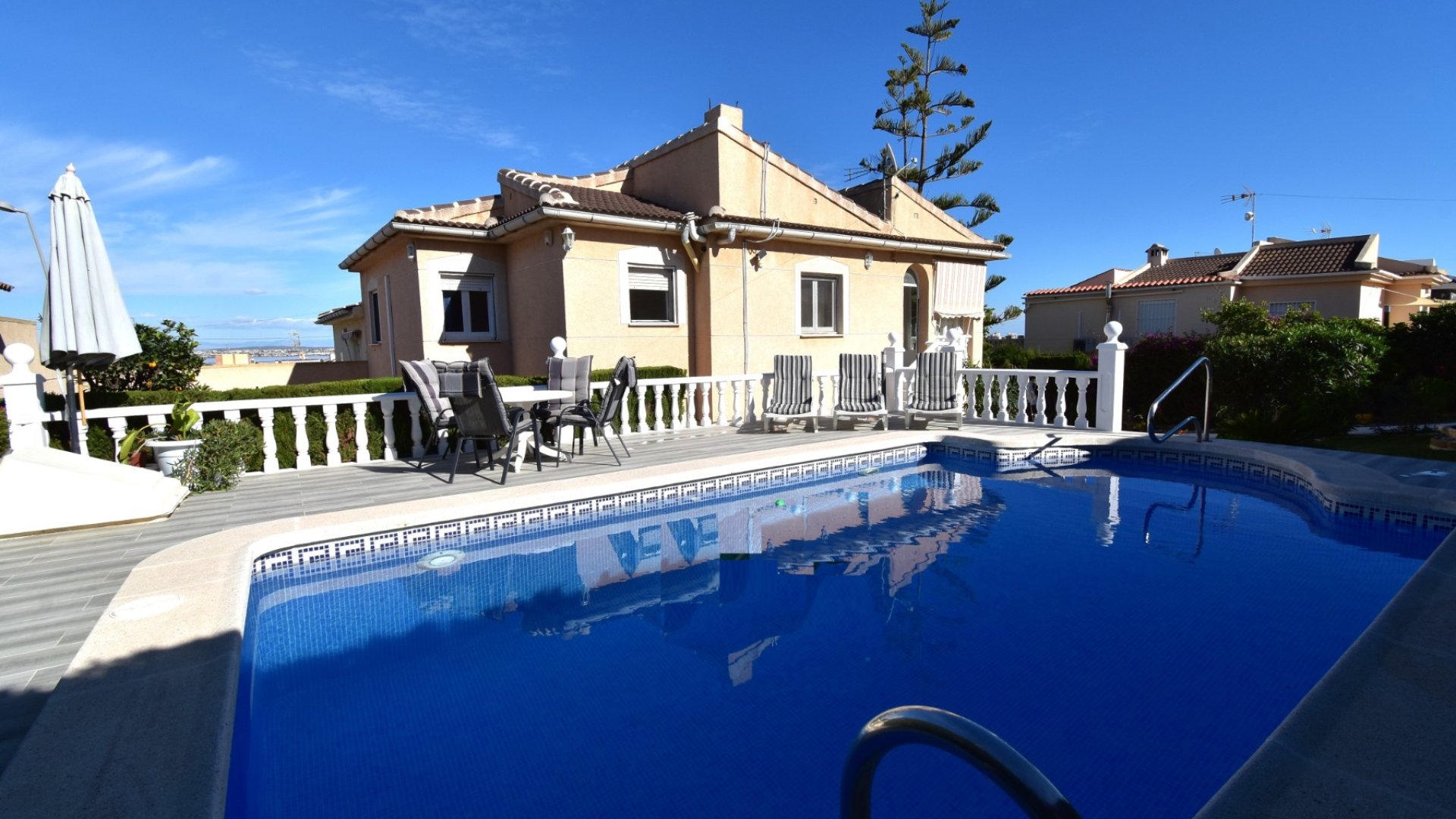 Resale - Villa -
Orihuela Costa - Los Balcones