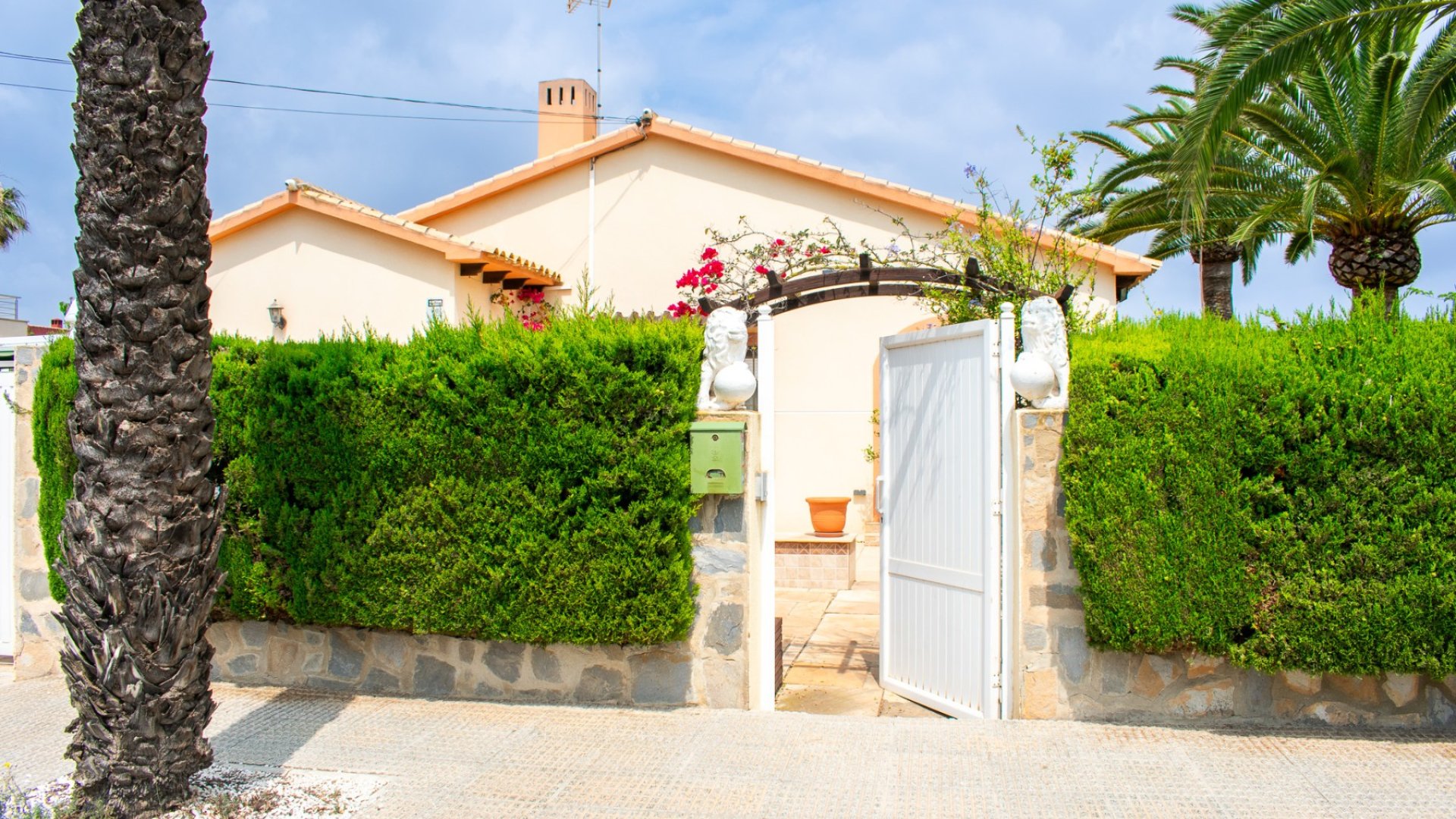 Resale - Villa -
Orihuela Costa - MUY CERCA DE LA PLAYA