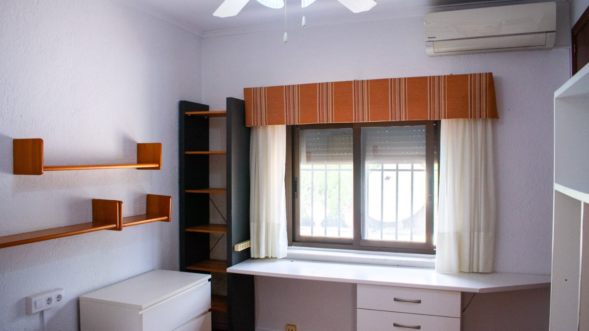 Resale - Villa -
Orihuela Costa - MUY CERCA DE LA PLAYA