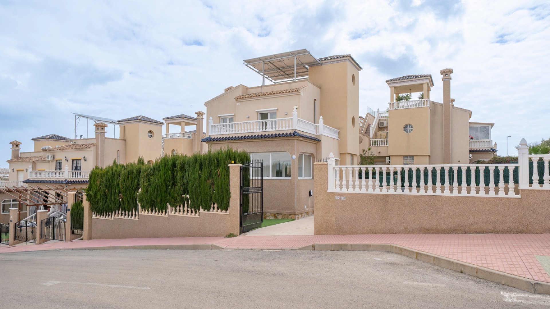 Resale - Villa -
Orihuela Costa - Pau 26