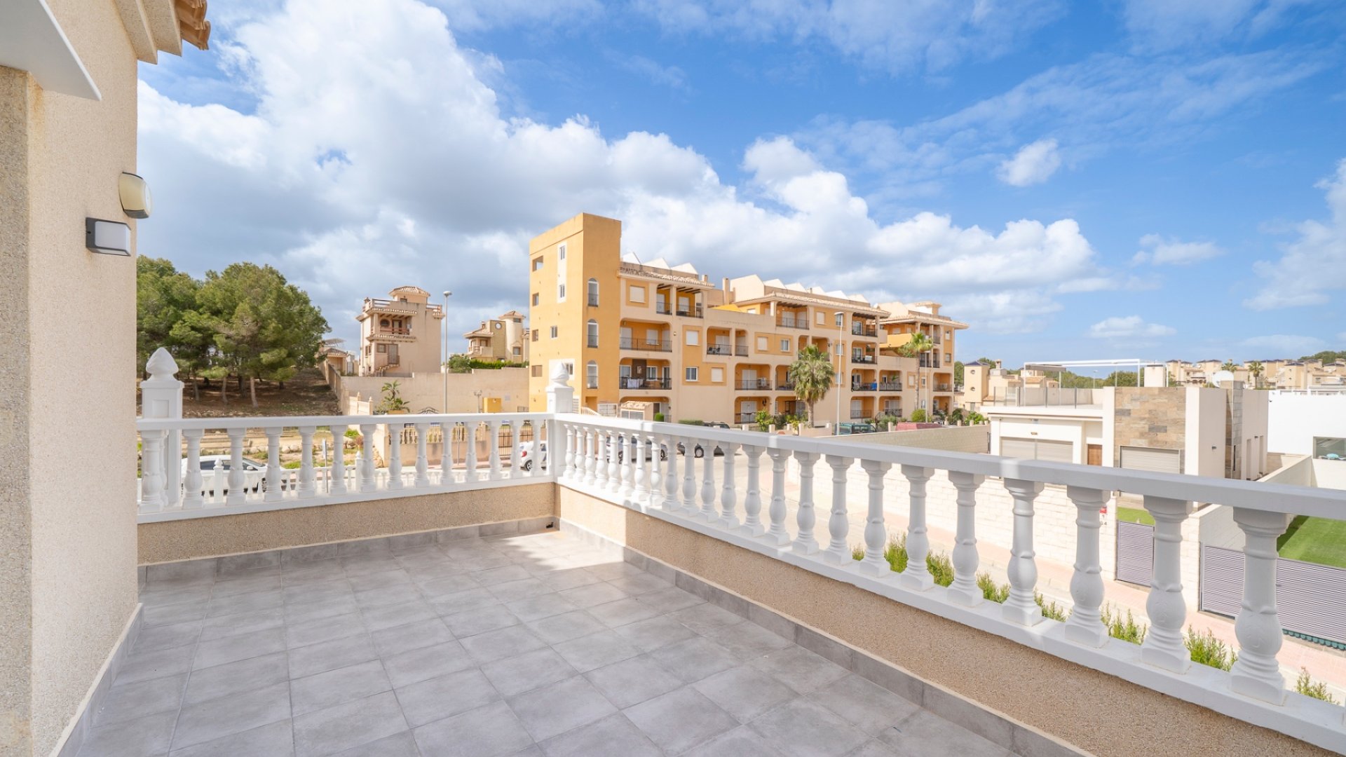 Resale - Villa -
Orihuela Costa - Pau 26