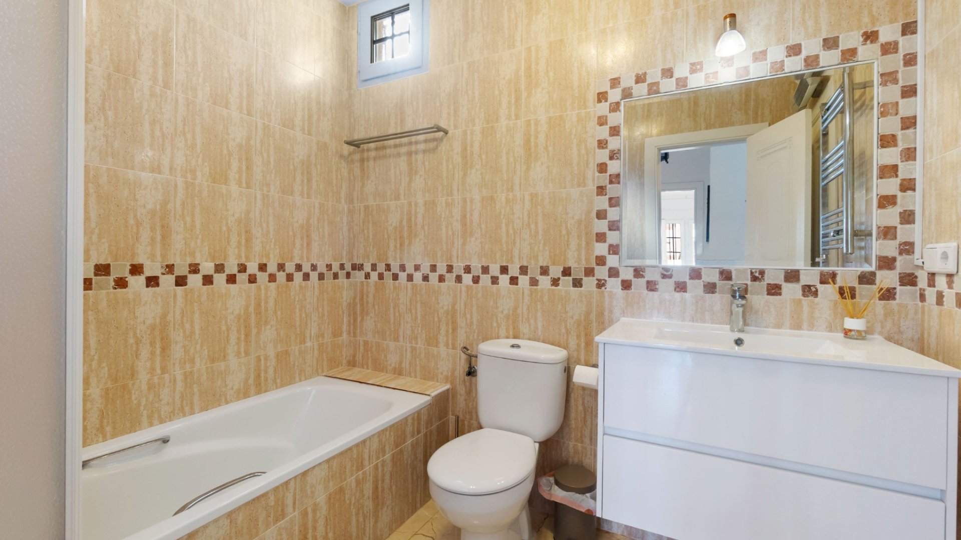 Resale - Villa -
Orihuela Costa - Villamartín