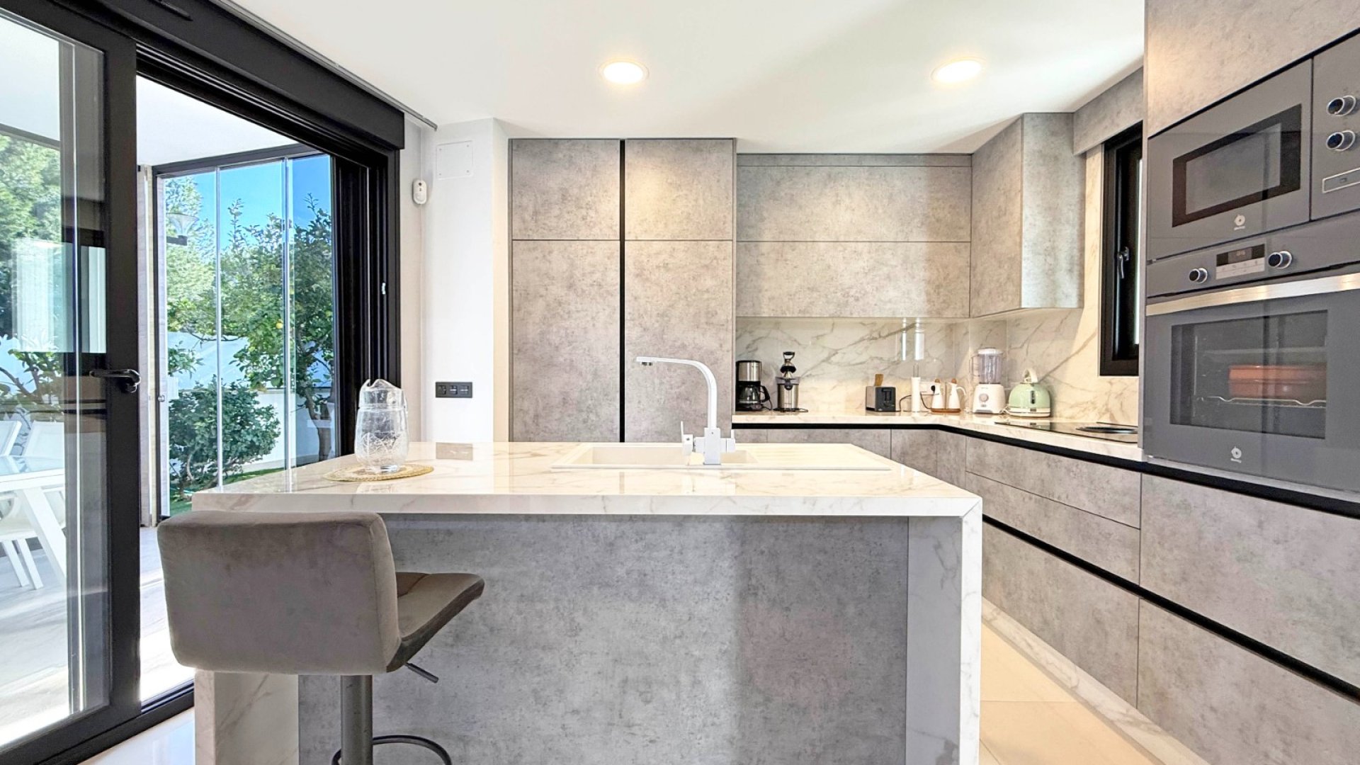 Resale - Villa -
Orihuela Costa - Villamartín