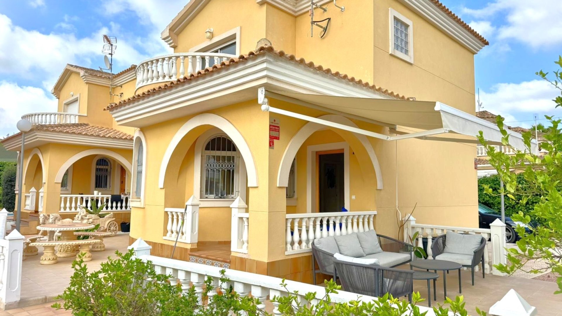 Resale - Villa -
Orihuela Costa - Villamartín