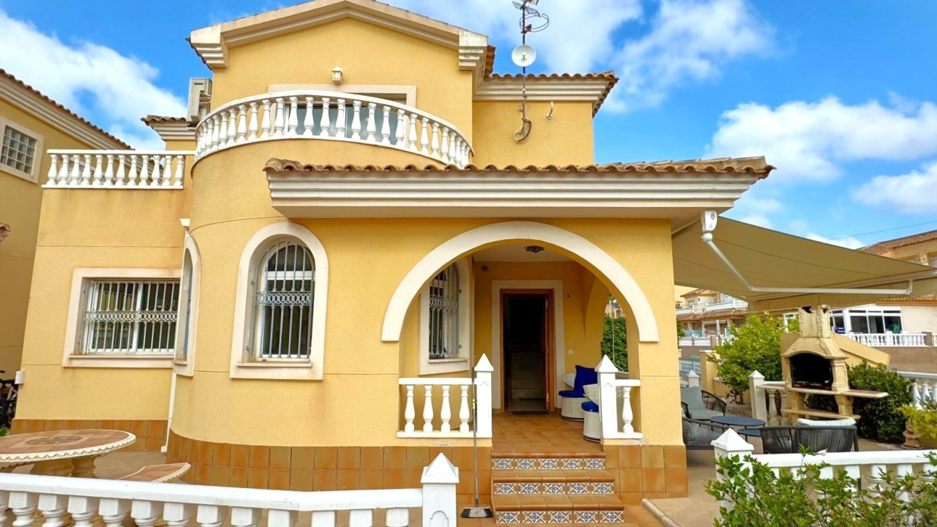 Resale - Villa -
Orihuela Costa - Villamartín