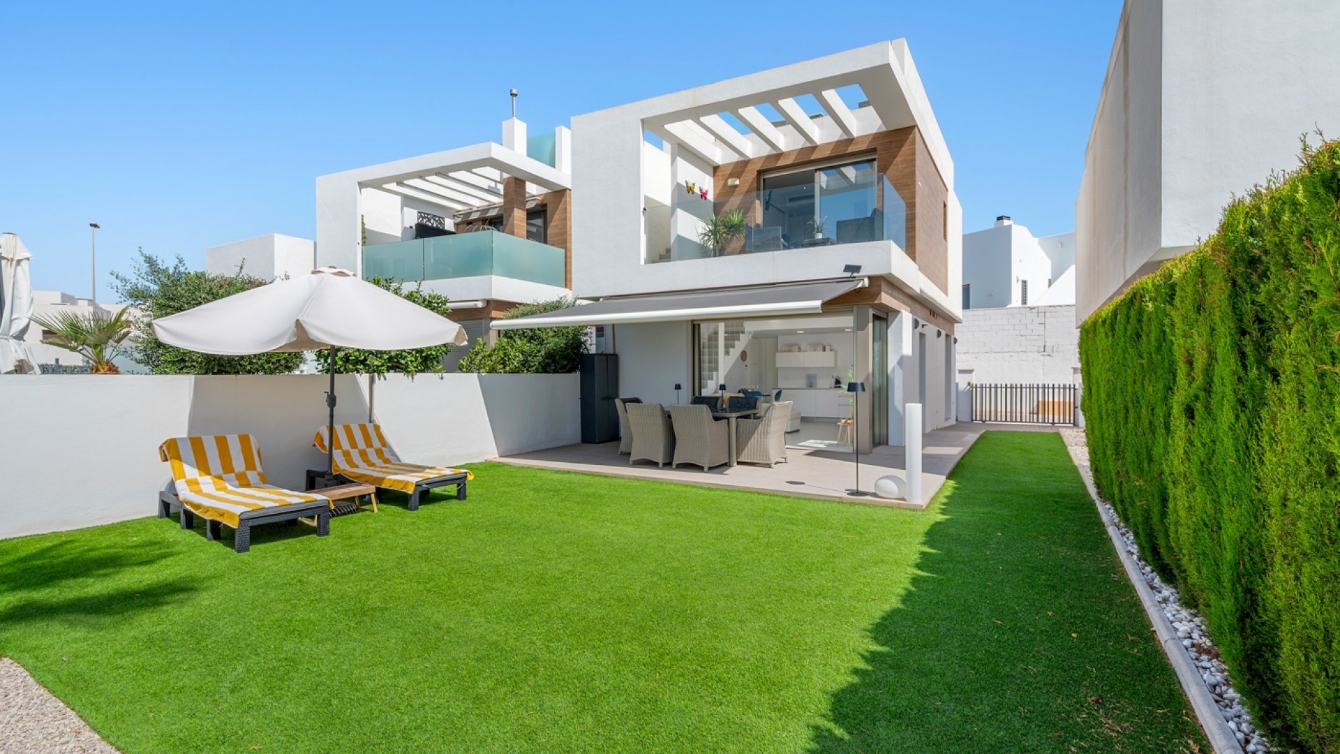 Resale - Villa -
Orihuela Costa - Villamartín
