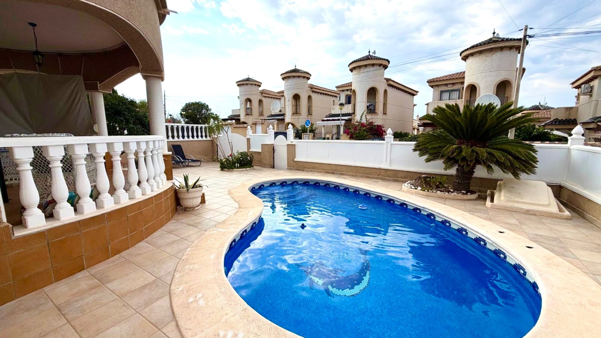 Resale - Villa -
Orihuela Costa - Villamartín