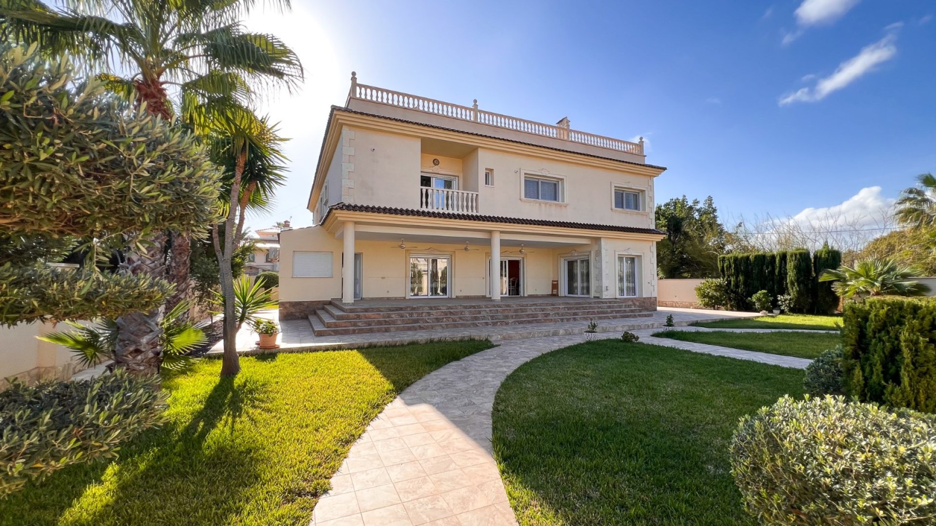 Resale - Villa -
Orihuela Costa