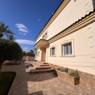 Resale - Villa -
Orihuela Costa