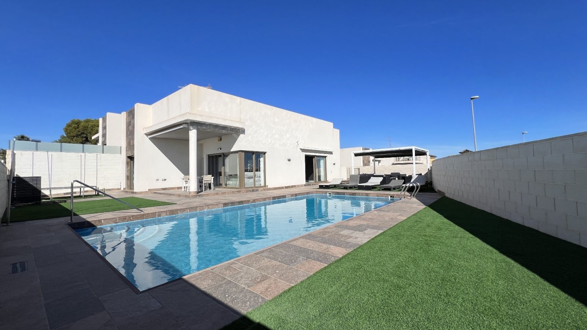 Resale - Villa -
Orihuela Costa