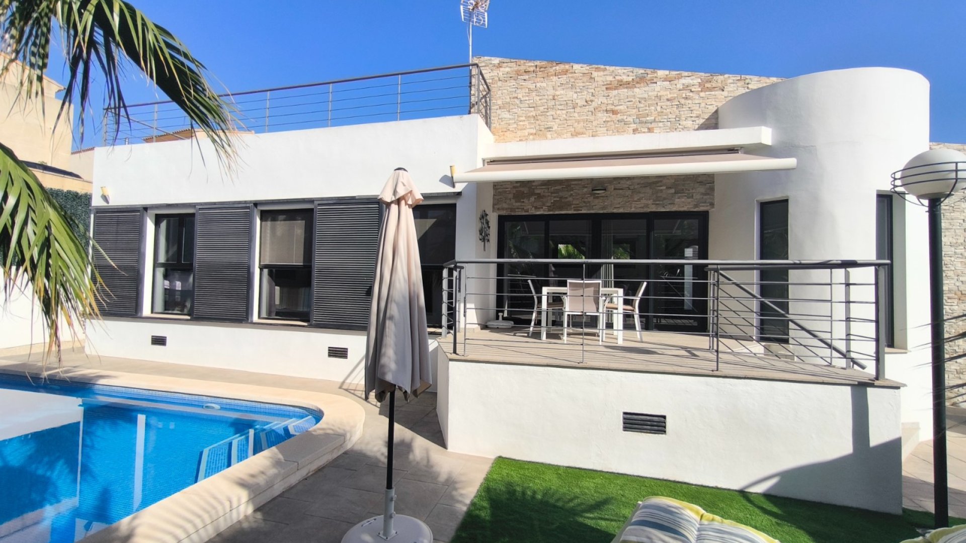 Resale - Villa -
Polop - Alberca
