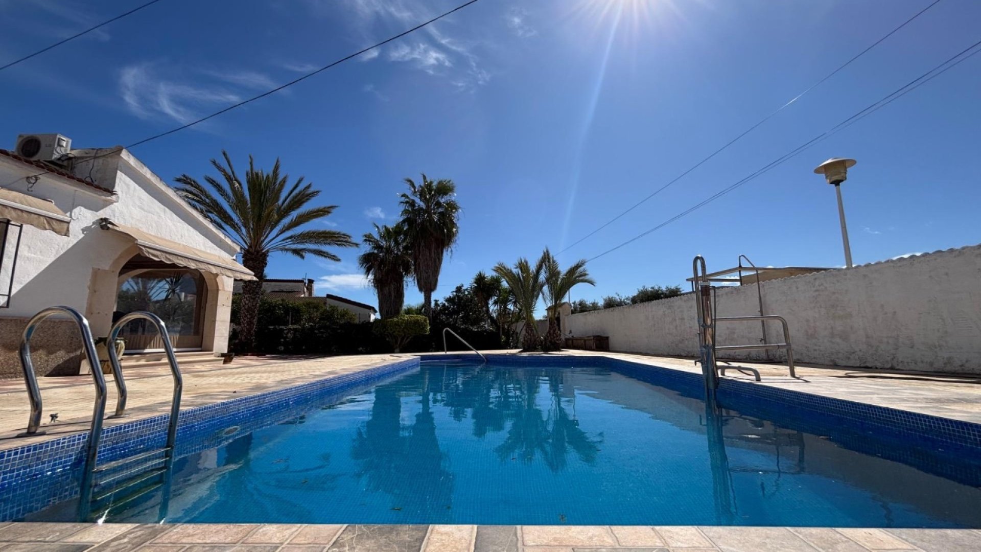 Resale - Villa -
Santa Pola