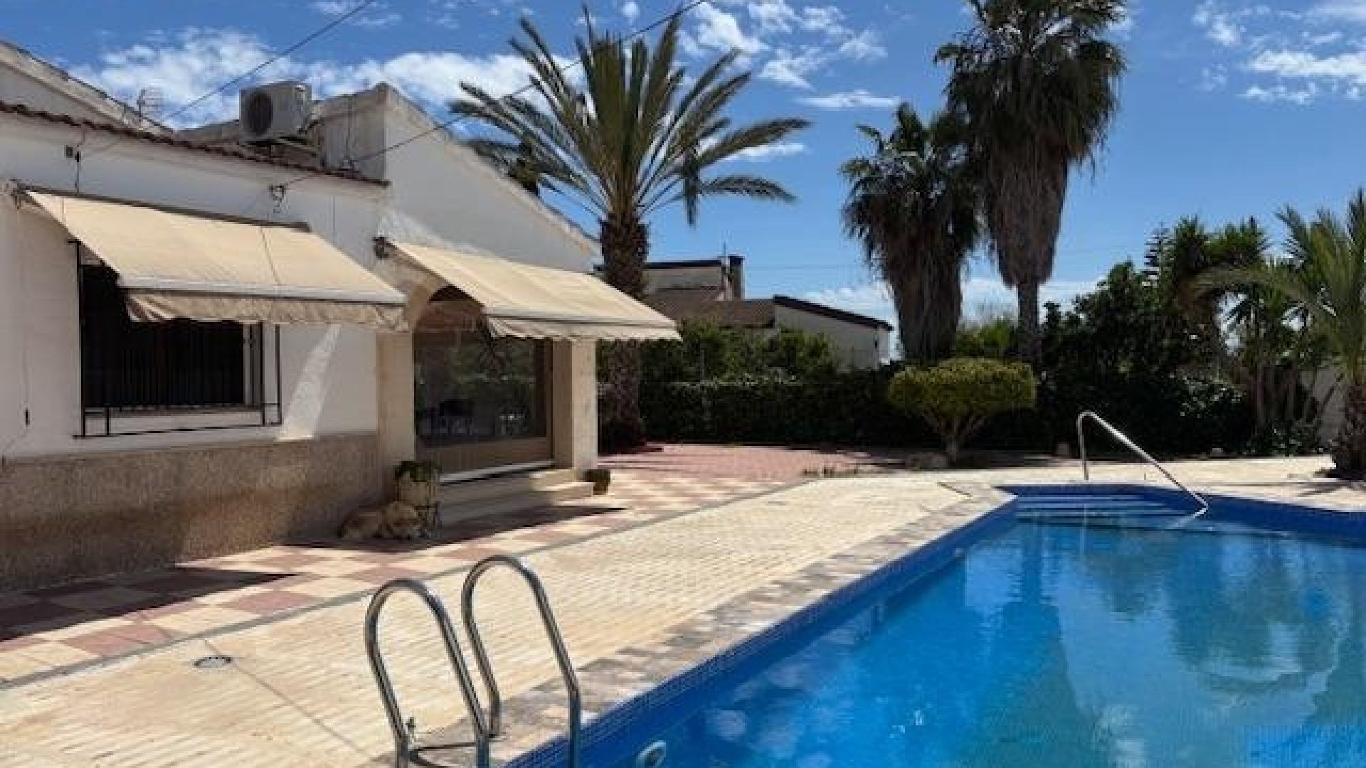 Resale - Villa -
Santa Pola