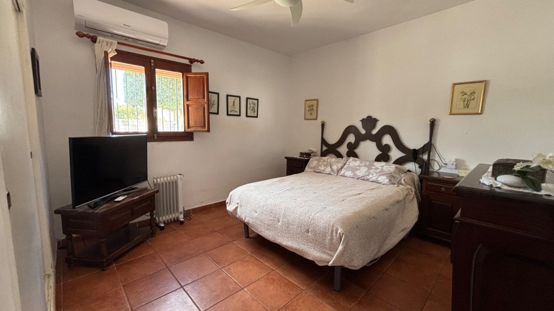 Resale - Villa -
Santa Pola