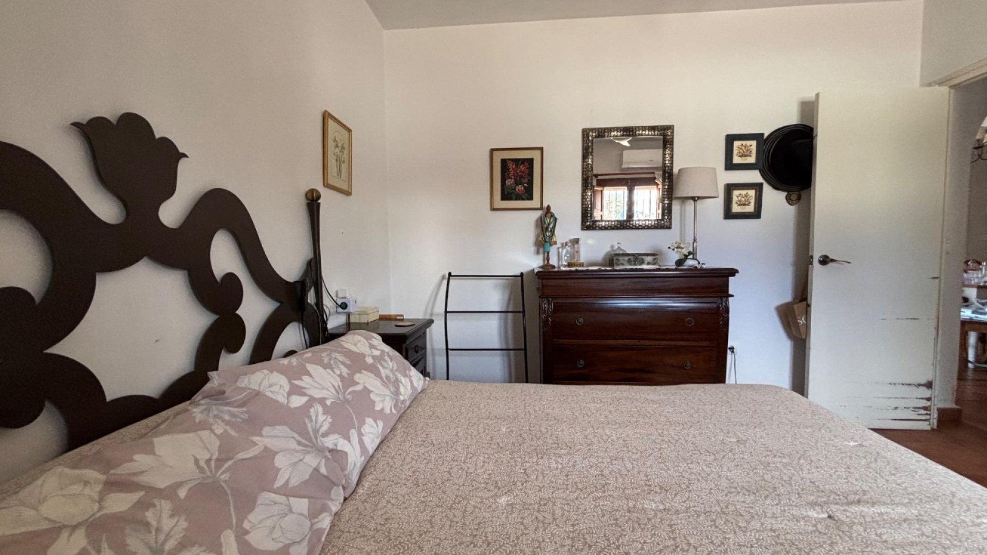 Resale - Villa -
Santa Pola