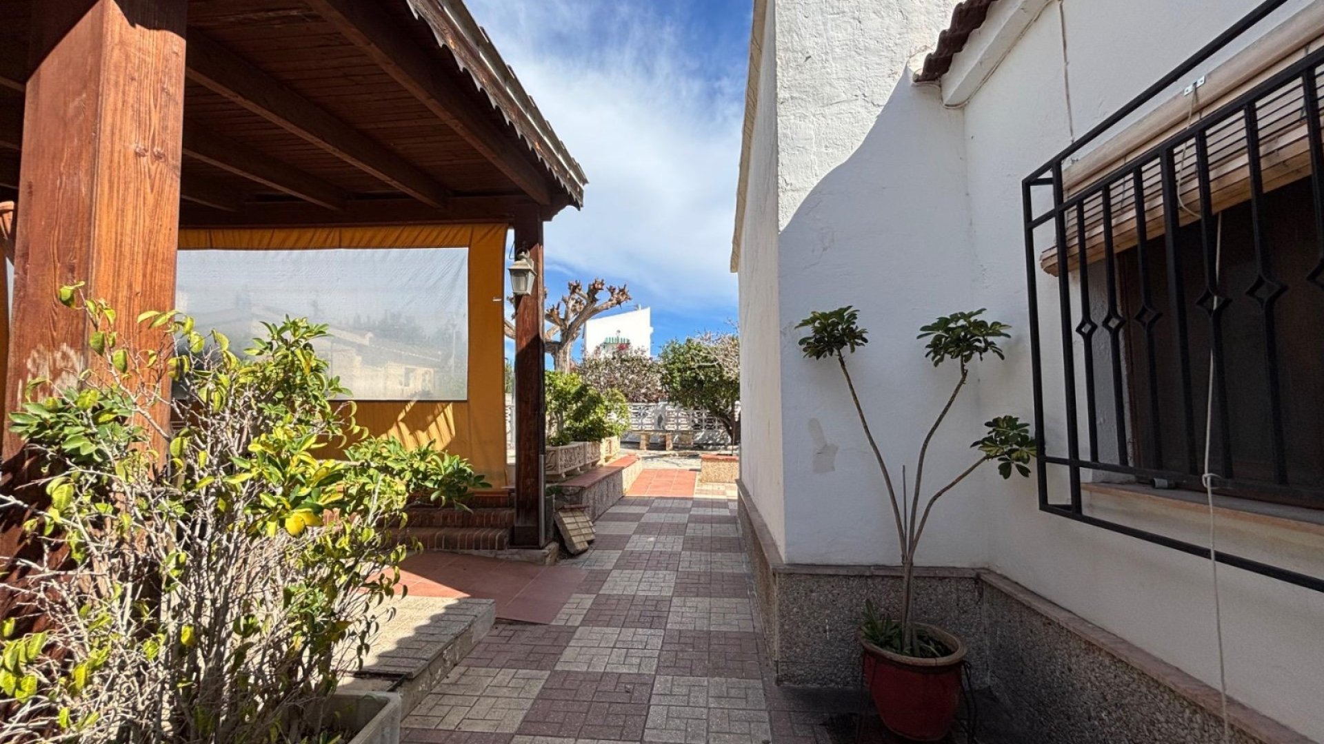 Resale - Villa -
Santa Pola