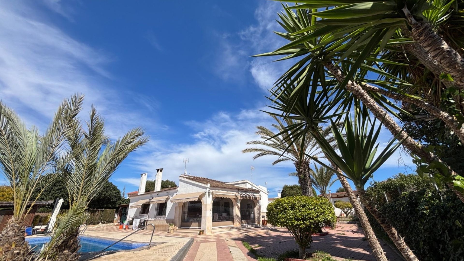Resale - Villa -
Santa Pola