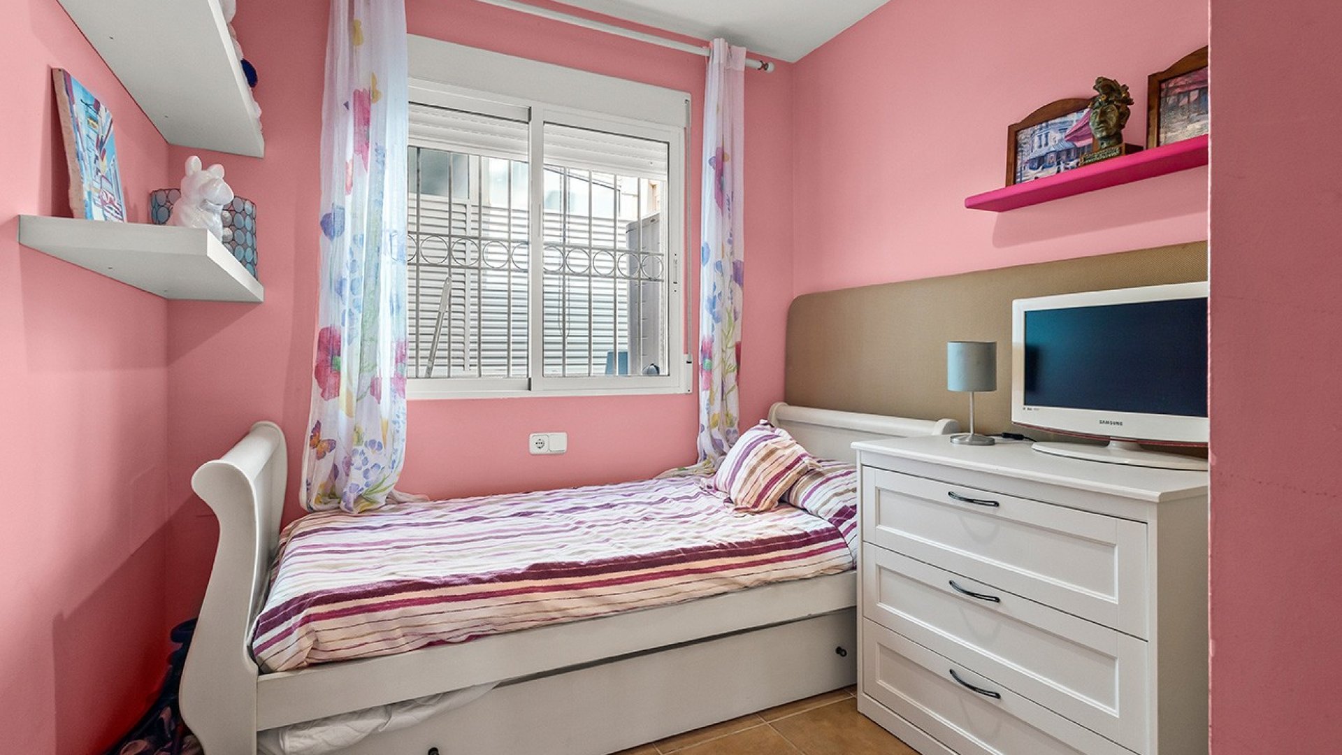 Resale - Villa -
Torre de la Horadada - Pueblo Latino