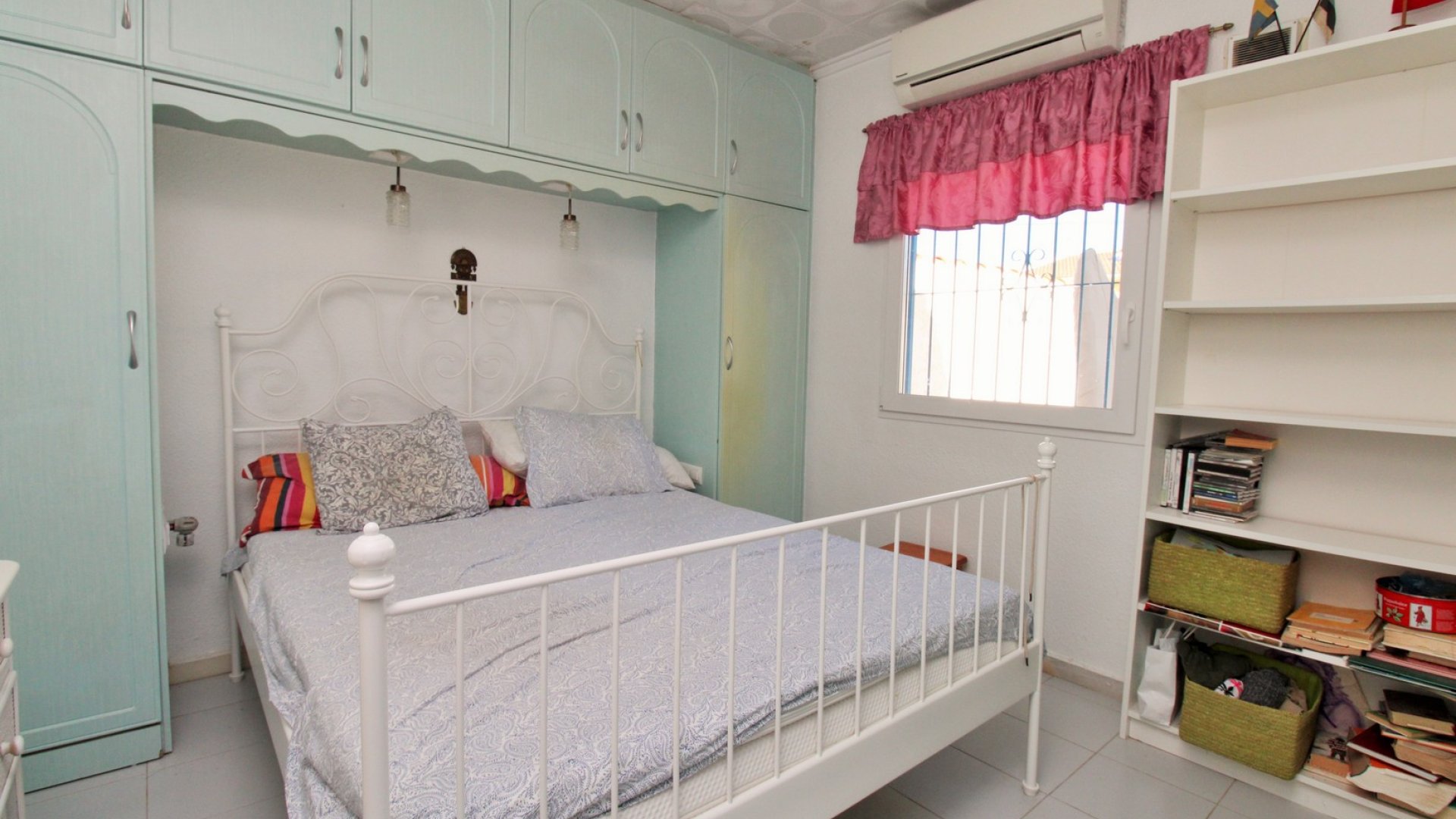 Resale - Villa -
Torrevieja - El Chaparral