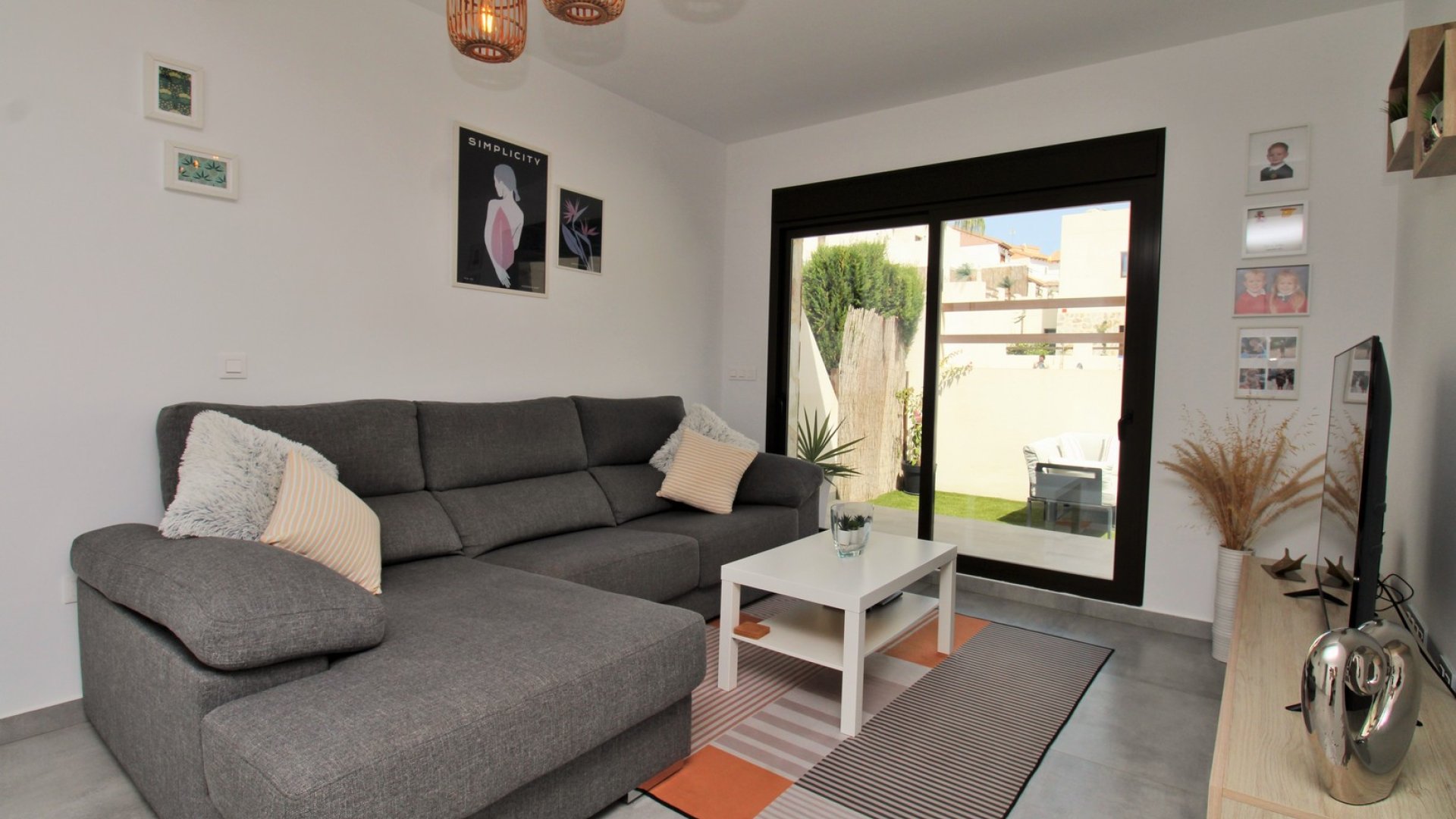 Resale - Villa -
Villamartín - PAU 8
