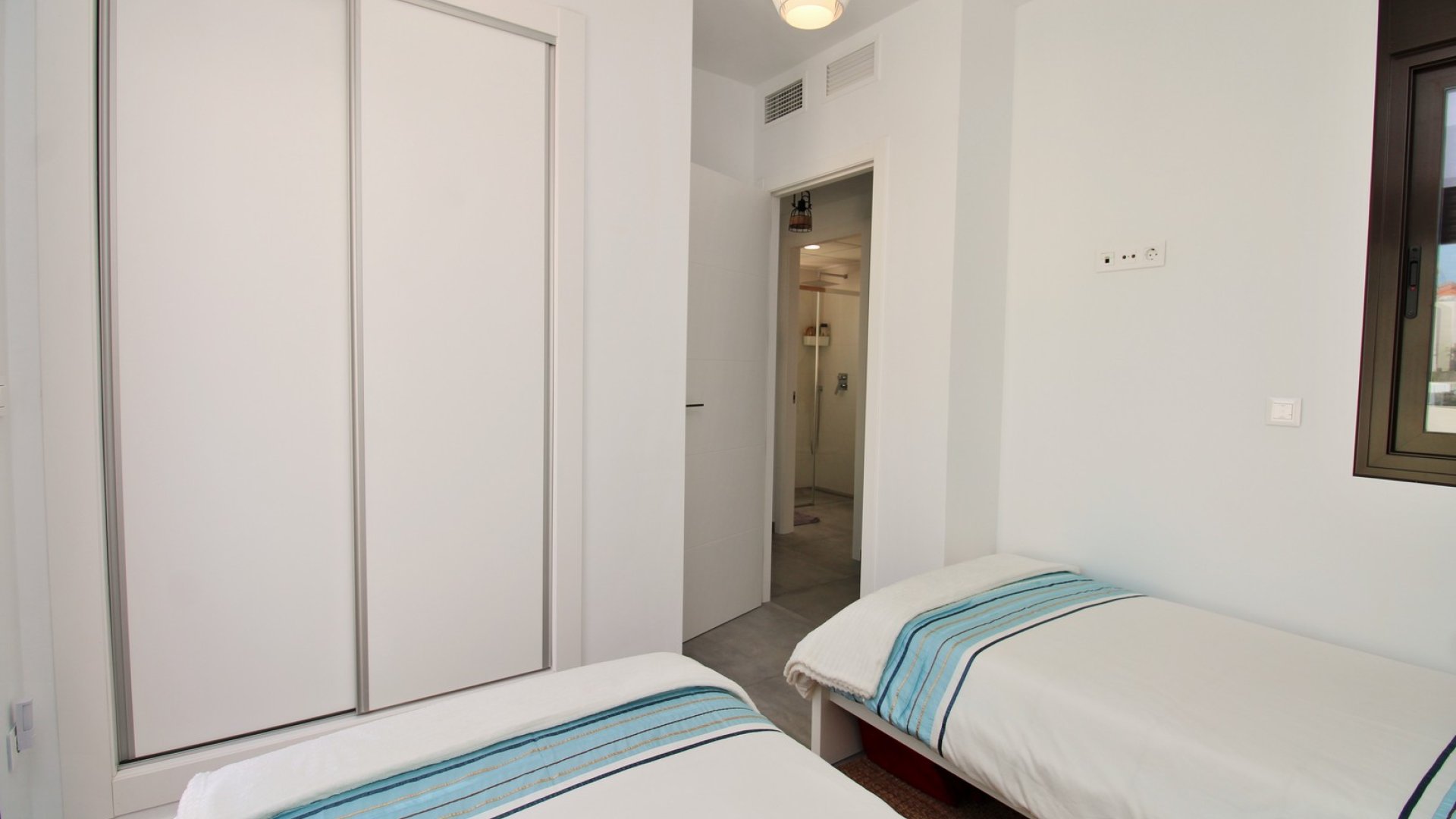 Resale - Villa -
Villamartín - PAU 8