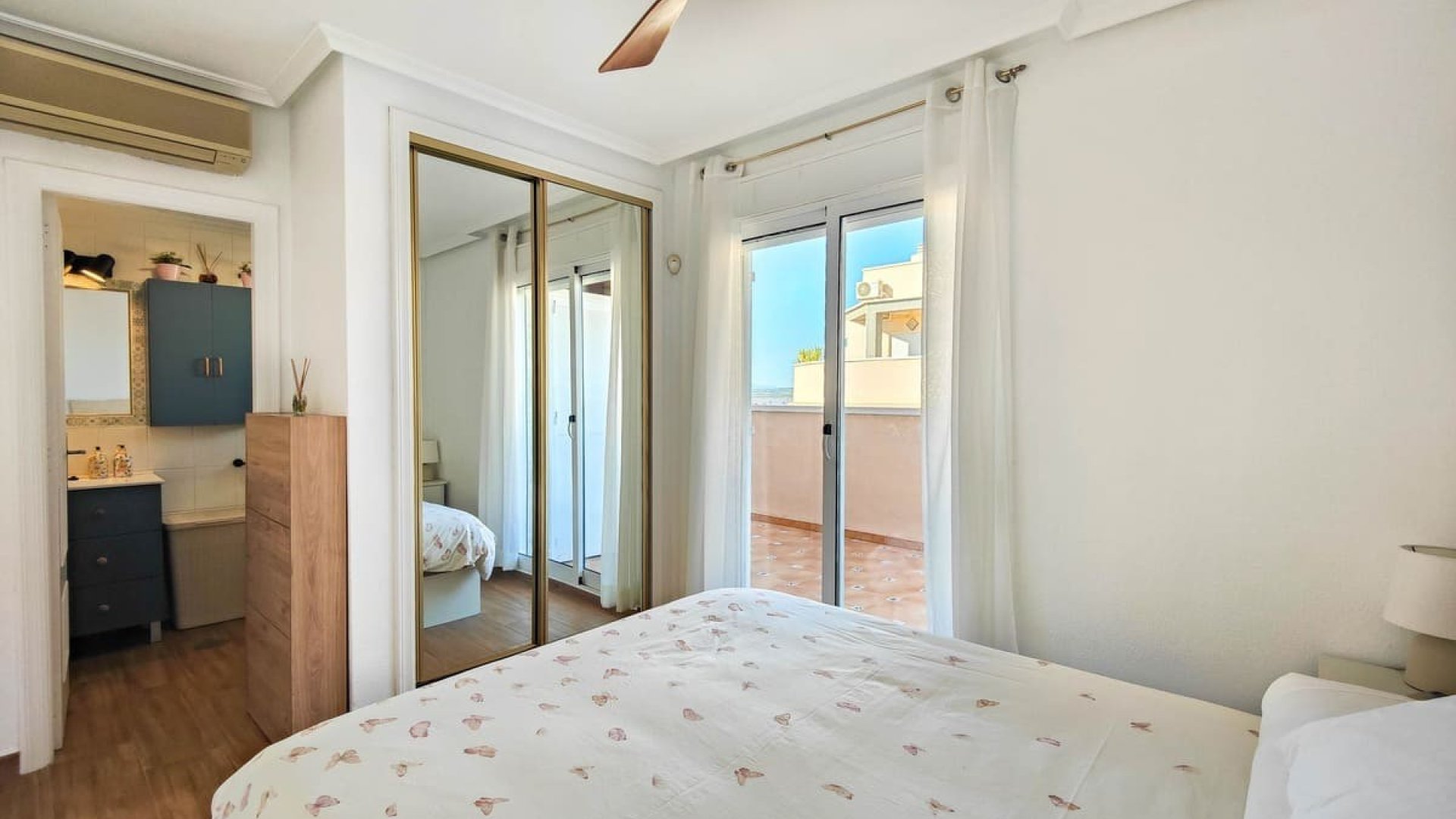 Reventa - Apartamentos -
Torrevieja - Playa Los Naufragos