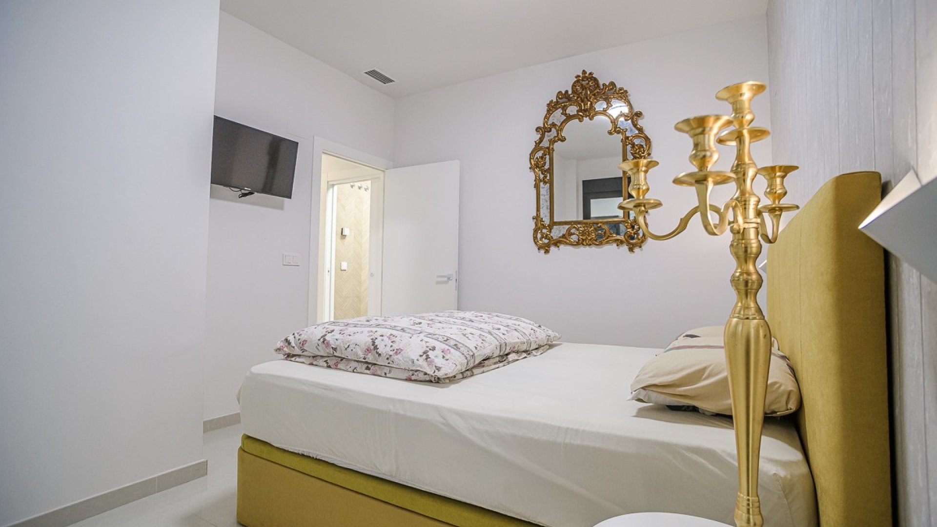 Reventa - Apartamentos -
Torrevieja