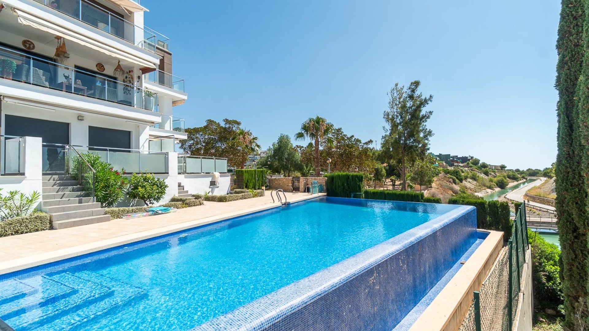 Reventa - Apartamentos -
Villamartín - La fuente