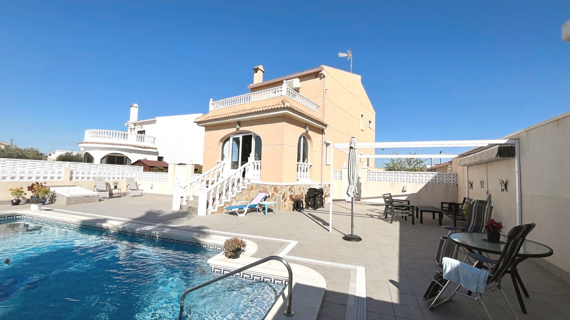 Reventa - Chalets -
Benijofar - Monte Azul