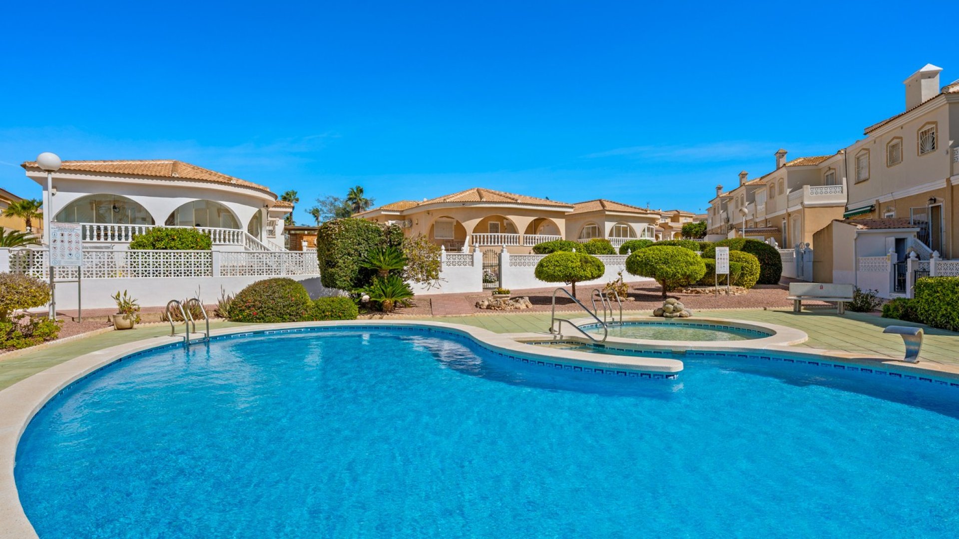 Reventa - Chalets -
Benijofar - Monte Azul