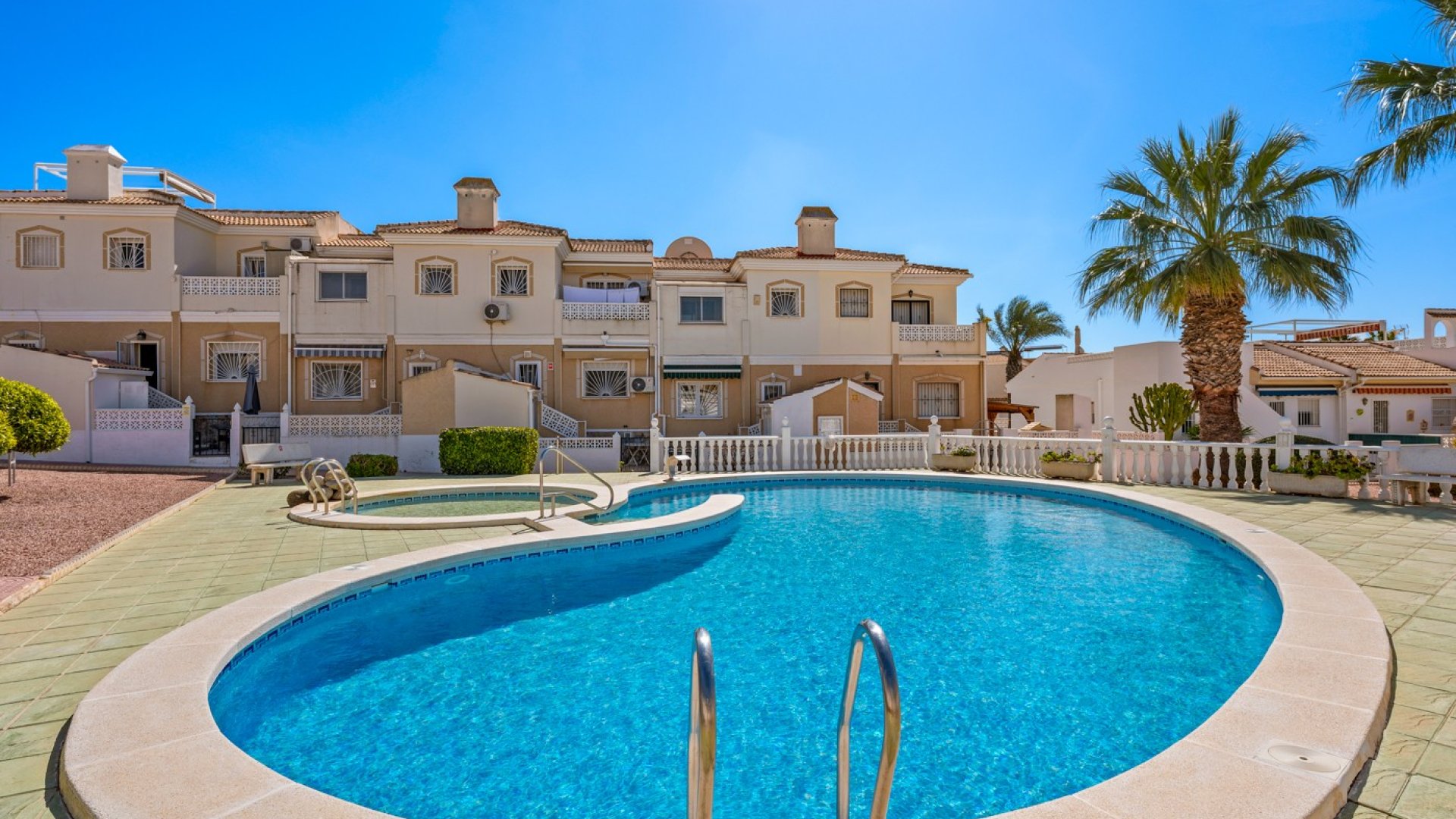 Reventa - Chalets -
Benijofar - Monte Azul