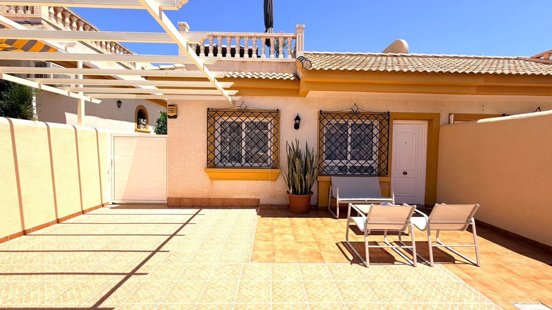 Reventa - Chalets -
Los Montesinos - Urbanizacion montesol
