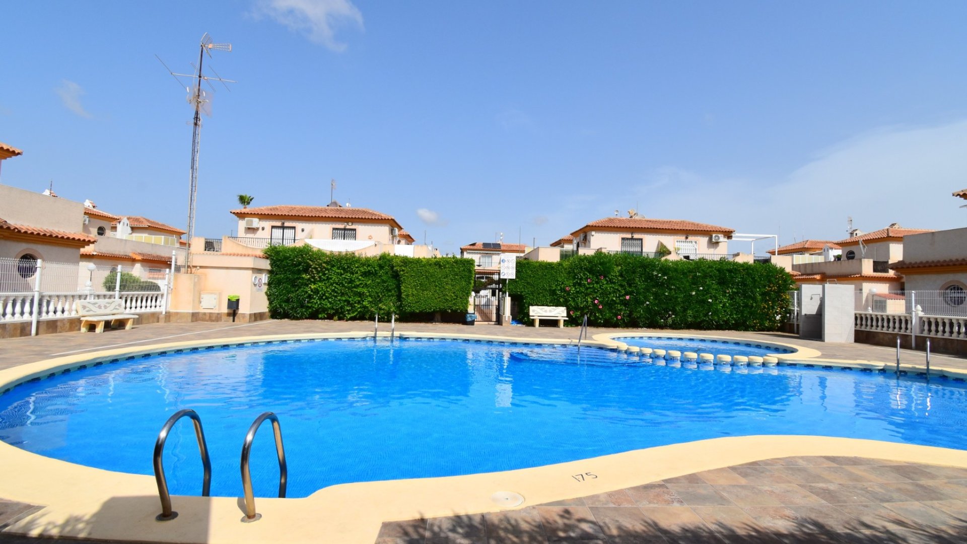 Reventa - Chalets -
Orihuela Costa - Playa Flamenca