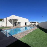 Reventa - Chalets -
Orihuela Costa