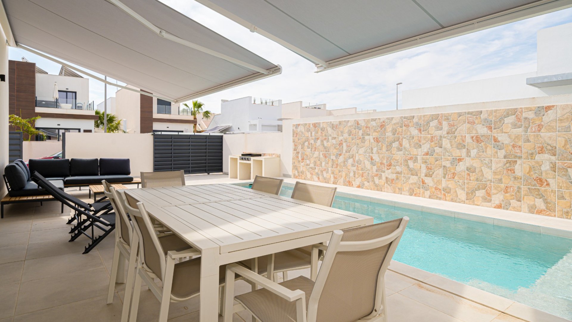 Revente - House - Semi-Detached House -
Daya Nueva