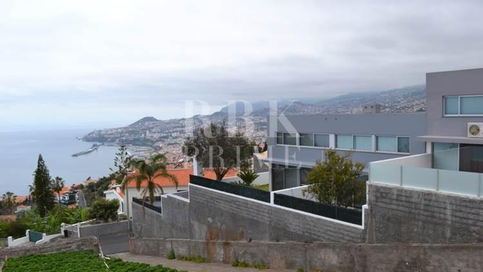 Revente - Land -
Madeira